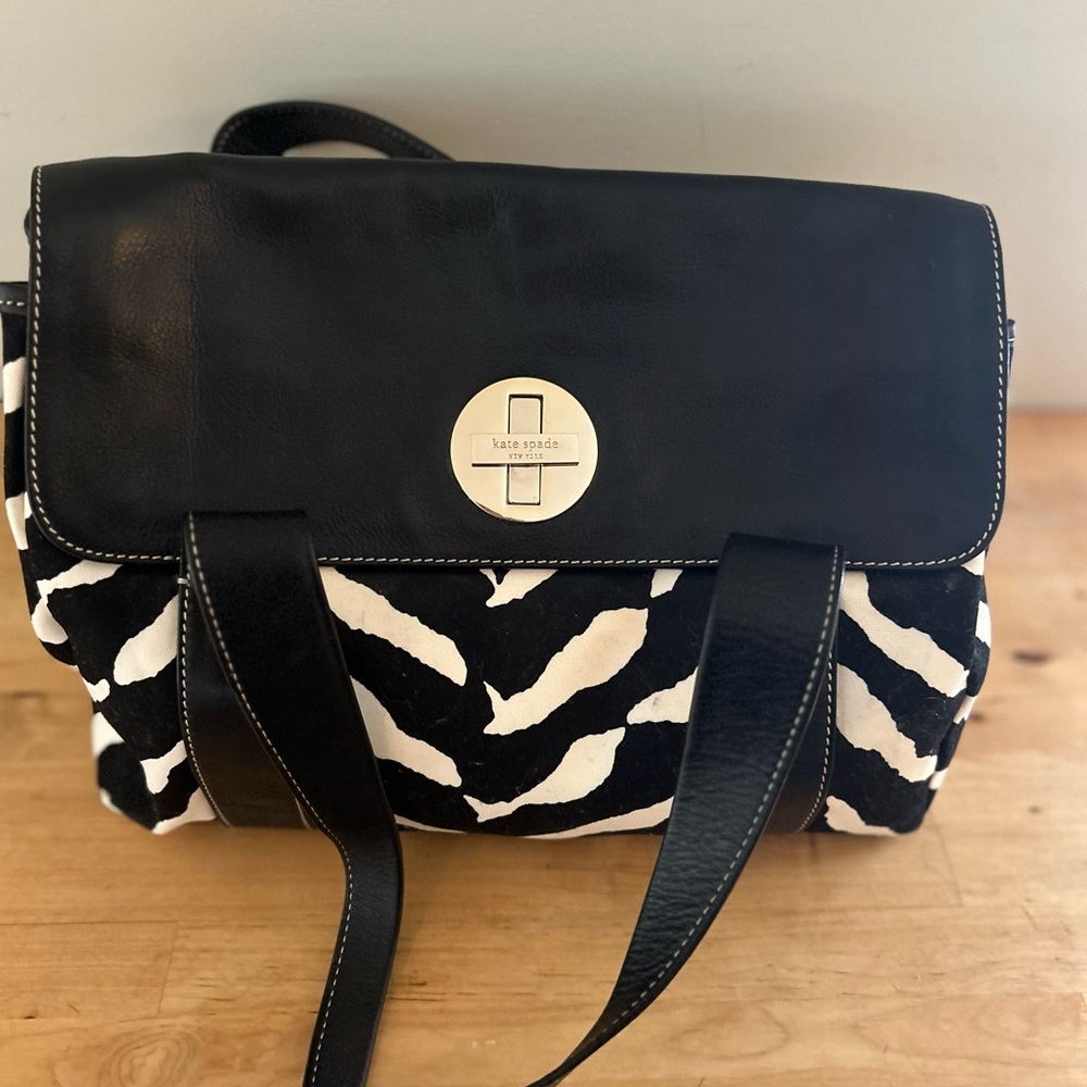 Kate Spade Black and White Shoulder Bag Elegant Design